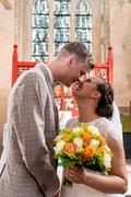 Die St.-Elisabeth-Kirche in Hude bildet den Hintergrund für diese Hochzeit: hell, weit, einladend. Eine Freude für alle! Foto: ELKiO/Jörg Machirus