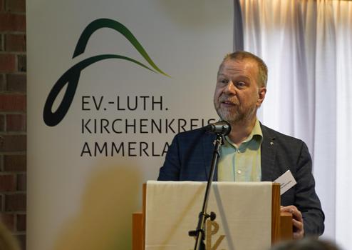Kreispfarrer Muther hält seinen Bericht