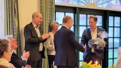 Bürgermeister Henning Dierks gratuliert